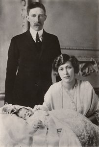 Ihre Königliche Hoheit Prinzessin Mary & Viscount Lascelles mit ihrem Sohn, George Henry Hubert Lascelles, 1923