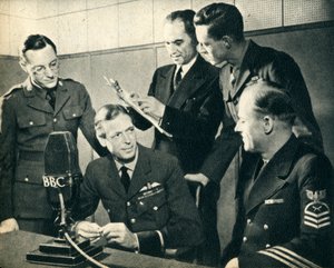 Seine Königliche Hoheit der verstorbene Herzog von Kent nimmt am amerikanischen Unabhängigkeitstag teil, 1942 von Unbekannt