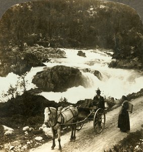 Halt einer Stolkjaerre auf der Telemarkenstraße neben den schäumenden Kleinen Rjukan-Fällen, Norwegen von Unbekannt
