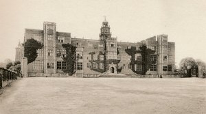 Hatfield House - Nordfront, 16. Jahrhundert, 1904 von Unbekannt