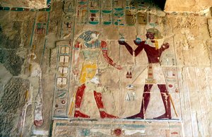 Hatschepsut, Königin von Ägypten, präsentiert ein Opfer dem Gott Horus