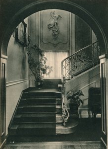 Haus H., Dresden: Die Treppe. Entworfen von Professor E. Haiger, ausgeführt von der Vereinigten Werkstätten von Unbekannt