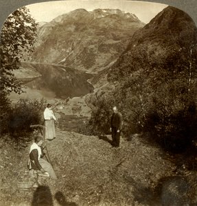 Heuernte auf einem Bergplateau hoch über dem Dorf Marok und dem spiegelklaren Geirangerfjord, Norwegen, um 1905 von Unbekannt