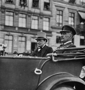Er ging nach Köln zum Hauptquartier der britischen Besatzungsarmee, um 1919, 1945
