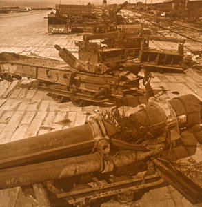 Schwere Artillerie und Maschinen, britisches Lager, Nordfrankreich, ca. 1914-1918 von Unbekannt