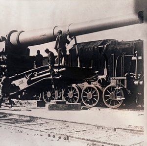 Schwere Artillerie auf einem Zug, ca. 1914-ca. 1918 von Unbekannt