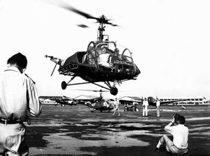 Hubschrauberlandung auf dem Tan Son Nhut Luftwaffenstützpunkt, Saigon, Vietnam, 1953 von Unbekannt