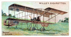 Henri Farman im Farman-Doppeldecker, französischer Flieger und Flugzeugkonstrukteur, um 1909