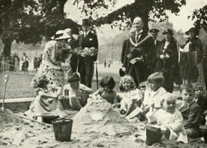 Ihre Majestät am neuen Spielplatz auf dem Gelände des alten Findelhauses