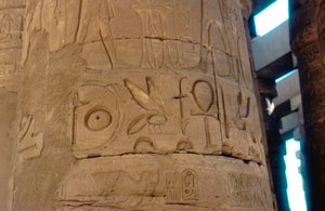 Hieroglyphen auf einer Säule im Tempel von Karnak, Ägypten, ca. 14.-13. Jahrhundert v. Chr.