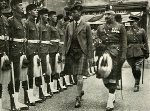 Seine Majestät inspiziert die Ehrenwache der Black Watch in Perth im August 1935 von Unbekannt