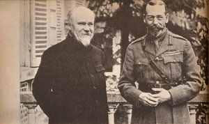 Seine Majestät mit Präsident Poincare im britischen Hauptquartier in Frankreich, um 1916, 1935 von Unbekannt