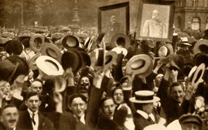 Hoch der Kaiser!: jubelnde Menschenmengen auf den Straßen, Berlin, Deutschland, 4. August 1914, 1933 von Unbekannt