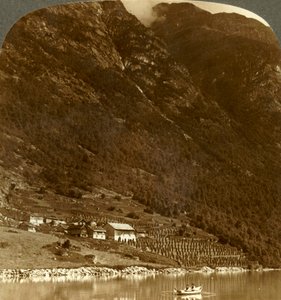 Hogrending Bauernhof am Fuße des Berges, am Ostufer des Sees Loen, Norwegen, um 1905 von Unbekannt