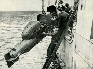 Hissen eines bemannten Torpedos an Bord eines Schiffes, Zweiter Weltkrieg, 1945
