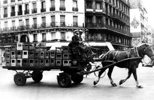 Pferdewagen mit Getränkekisten, deutsch besetztes Paris