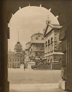 Horse Guards Parade eingerahmt im Torbogen des Treasury Passage, um 1935 von Unbekannt