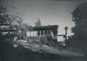 Haus in Los Angeles von Richard J. Neutra - Patio- und Gartenansicht, 1942 von Unbekannt