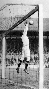 Howard Baker, Torwart, Stamford Bridge, London von Unbekannt