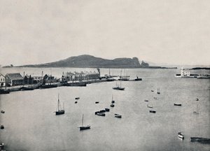 Howth - Gesamtansicht des Hafens und Irelands Eye, 1895
