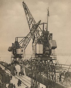 Große mobile Kräne in Tilbury verladen die Ladung aus dem Laderaum eines Schiffes, ca. 1935