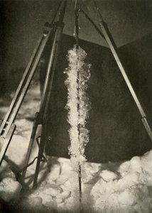 Eiskristalle, die sich an der Leine einer Fischfalle gebildet haben