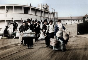 Einwanderer in die USA landen auf Ellis Island, New York, ca. 1900 von Unbekannt