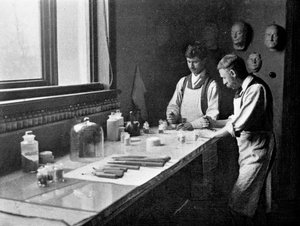Im Emaillierstudio von Professor Herkomer, Farben mahlen, 1899 von Unbekannt