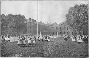 Auf dem Gelände des Findelhauses, London, um 1901