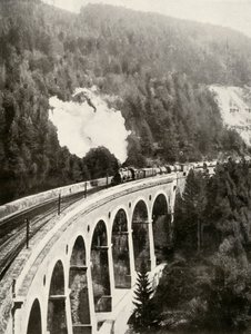 Im Semmering-Tal, Österreich. Ein Güterzug überquert das gebogene Gamperl-Viadukt, 1935-36 von Unbekannt
