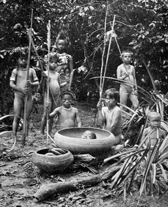 Indianer des Putumayo-Flusses mit einem abgeschlagenen Kopf, Amazonien