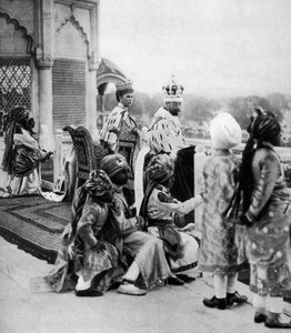 Indiens fürstliche Pagen, George V und Königin May in Delhi, 1911, 1935 von Unbekannt