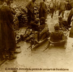 Verletzte Soldaten am Erste-Hilfe-Posten, Froideterre, Verdun, Nordfrankreich, 1917 von Unbekannt