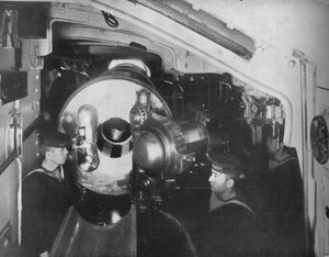 Im Inneren der Barbette eines Schlachtschiffs mit geöffnetem Verschluss einer 135-Zoll-Kanone, 1914 von Unbekannt