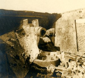 Inneres eines aufgerissenen Panzers, um 1914-1918