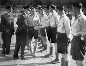 Vorstellungen vor einem Fußballspiel RAF gegen Metropolitan Police, Wembley, London, 1942 von Unbekannt