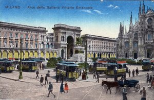 Italien, Mailand: Straßenbahnen auf der Piazza del Duomo und Triumphbogen zwischen der Galleria Vittorio Emanuele - Postkarte Ende 19.-20. Jahrhundert von Unbekannt
