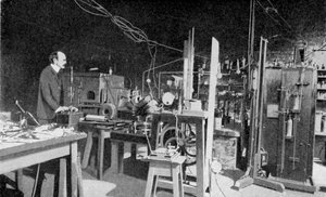 JJ Thomson, britischer Physiker, bei der Arbeit im Cavendish-Labor, Cambridge von Unbekannt