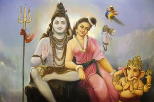 Jalaram Prathna Hindu-Tempel, Leicester. Fresko, das Shiva, Parvati und Ganesh darstellt. Vereinigtes Königreich