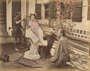 Japanische Frau in traditioneller Kleidung mit zwei Männern von Unbekannt