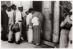Japanische Menge blickt in den Zeppelin-Hangar, Kasumigaura, Japan, 1929-1933 von Unbekannt