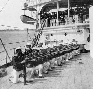 Japanische Marinesoldaten üben an Bord des Kriegsschiffs Mikasa, Russisch-Japanischer Krieg