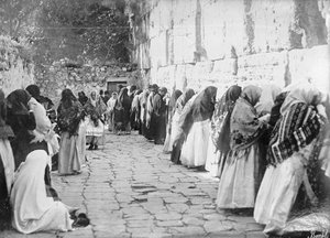 Jerusalem, an der Klagemauer am Freitag, ca. 1909-1910 (s/w Foto) von Unbekannt