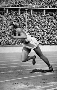 Jesse Owens beim Start des 200-Meter-Laufs bei den Olympischen Spielen in Berlin