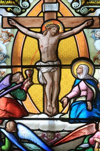 Jesus Christus am Kreuz. Glasfenster. Heiligtum Unserer Lieben Frau von La Salette, La Salette-Fallavaux, Frankreich
