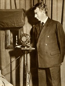 John Logie Baird beobachtet das erste Fernsehspiel, 14. Juli 1930, 1935 von Unbekannt