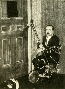 John Nevil Maskelyne führt eine Geisterkabinett-Illusion vor, um 1910 von Unbekannt