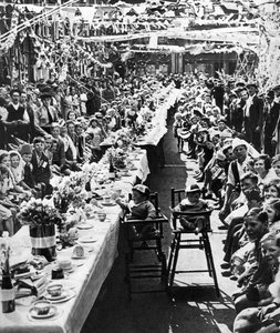 Jubiläumstee-Party für Kinder in der Orville Road, Battersea, London, 1935