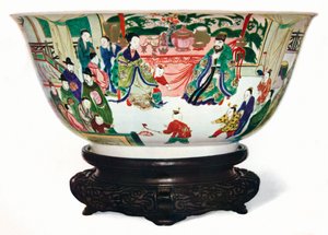 Kangxi-Periode Famille Verte Schale mit einer Szene des kaiserlichen Hofes, chinesisch, ca. 1705 von Unbekannt