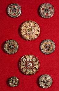 Kentische runde juwelenbesetzte Broschen, Angelsächsisch, ca. 600-650 von Unbekannt